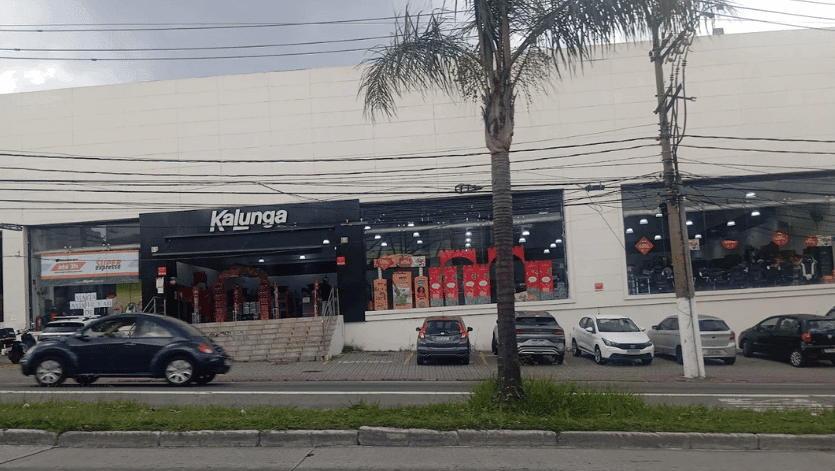 A Kalunga Butantã, localizada na Avenida Professor Francisco Morato, atende moradores, estudantes, profissionais e empresas
